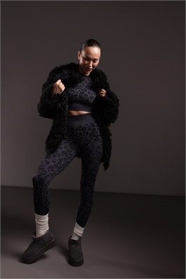 {{productViewItem.photos[photoViewList.activeNavIndex].Alt || productViewItem.photos[photoViewList.activeNavIndex].Description || 'Костюм Leo (футболка и леггинсы)'}}